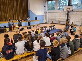 Lóca együttes az iskolában